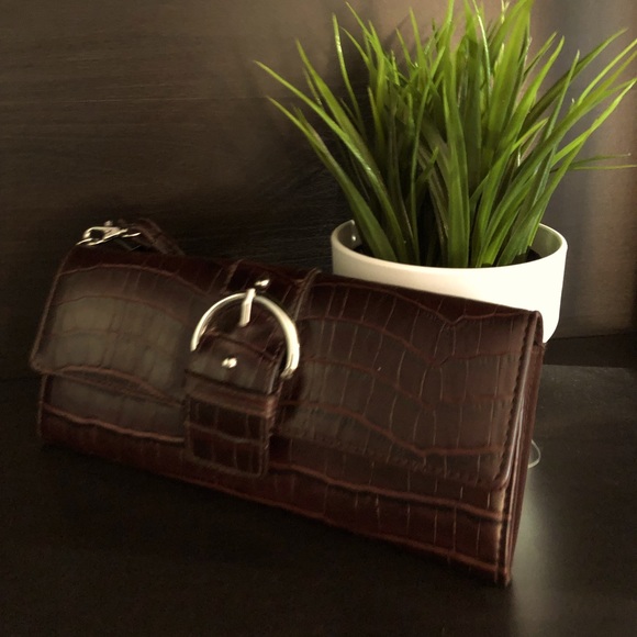 MUNDI Wide Buckle Clutch Wristlet || Burgundy - Picture 4 of 10